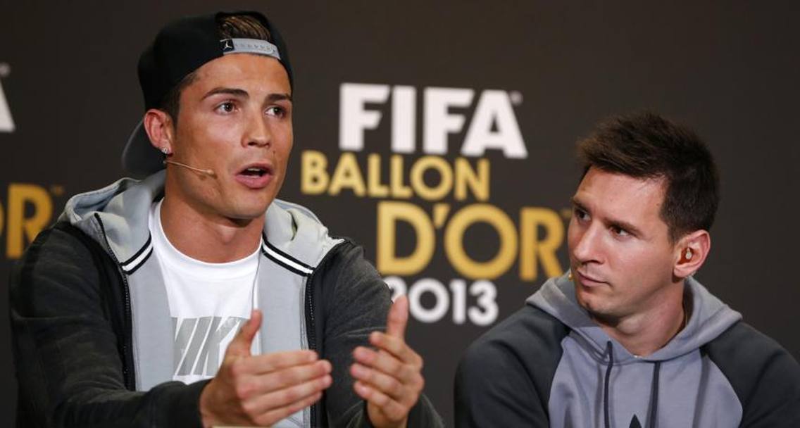Il portoghese del Real Madrid parla, accanto c&#39; Leo Messi. CR7 aveva gi vinto il Pallone d&#39;oro nel 2008, ai tempi del Manchester United. Poi, il quadriennio della Pulce. Reuters